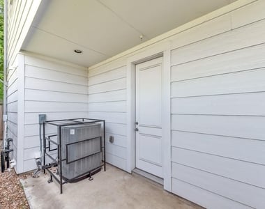 2416 Emancipation Ave - Photo Thumbnail 4