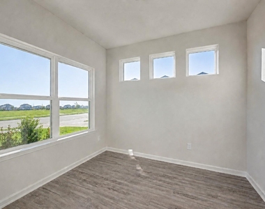 1913 N Riverside Circle - Photo Thumbnail 2