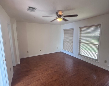 4512 Dickson Street - Photo Thumbnail 10