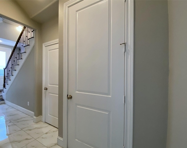 2711 Cohn Arbor Lane - Photo Thumbnail 3