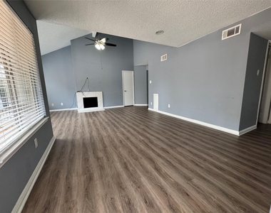 12100 Overbrook Lane - Photo Thumbnail 7