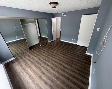 12100 Overbrook Lane - Photo Thumbnail 9