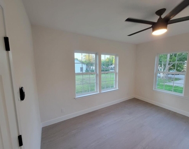4505 Kress Street - Photo Thumbnail 5