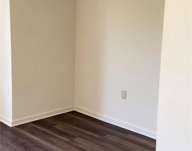 402 Ridge Avenue - Photo Thumbnail 7