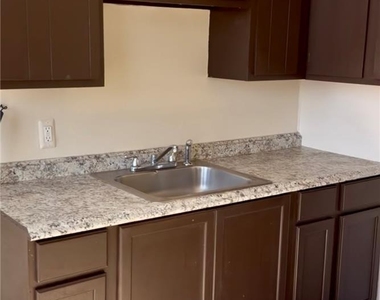 402 Ridge Avenue - Photo Thumbnail 2