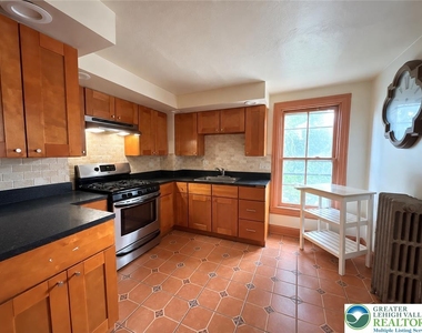 325 N 8th Street - Photo Thumbnail 1