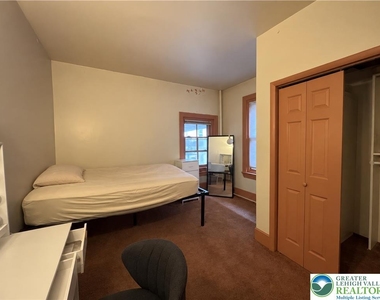 325 N 8th Street - Photo Thumbnail 2