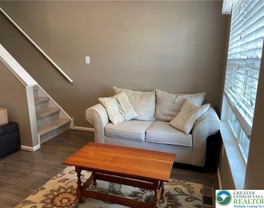 1105 King Way - Photo Thumbnail 2