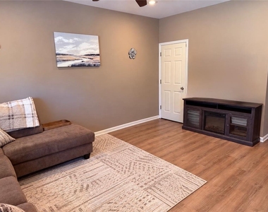 1105 King Way - Photo Thumbnail 14