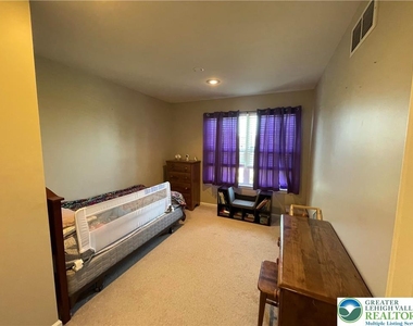 1105 King Way - Photo Thumbnail 4