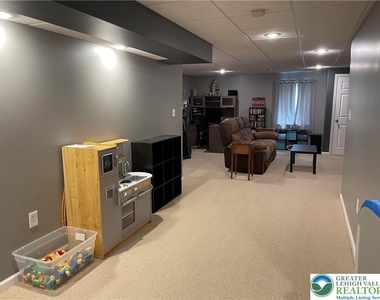 1105 King Way - Photo Thumbnail 7