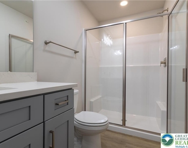 1411 Greenview Drive - Photo Thumbnail 15