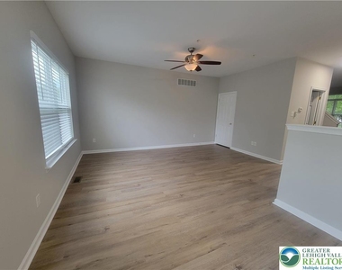 929 King Way - Photo Thumbnail 6