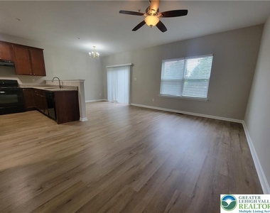 929 King Way - Photo Thumbnail 3