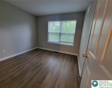 929 King Way - Photo Thumbnail 13