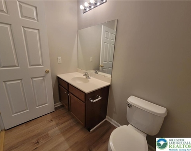 929 King Way - Photo Thumbnail 15