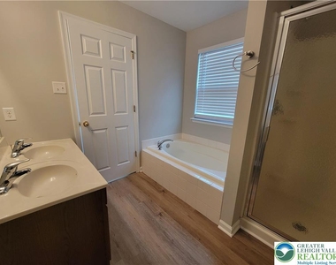 929 King Way - Photo Thumbnail 12