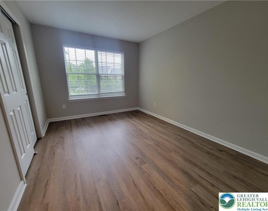 929 King Way - Photo Thumbnail 14