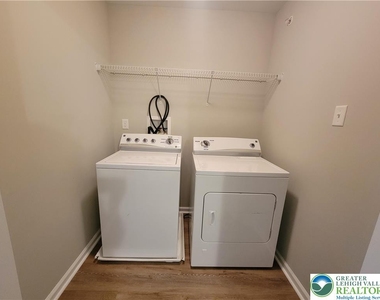 929 King Way - Photo Thumbnail 17