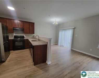 929 King Way - Photo Thumbnail 4