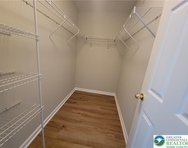 929 King Way - Photo Thumbnail 10