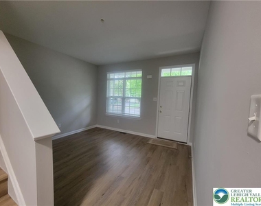 929 King Way - Photo Thumbnail 1