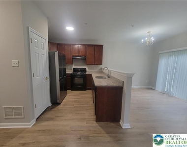 929 King Way - Photo Thumbnail 2
