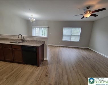 929 King Way - Photo Thumbnail 5