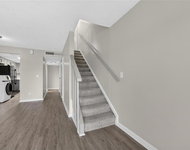 709 Russell Lane - Photo Thumbnail 27
