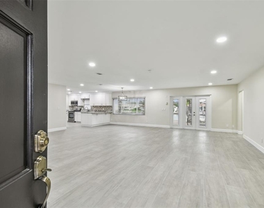 3938 Versailles Drive - Photo Thumbnail 8
