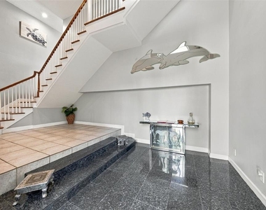314 10th Avenue - Photo Thumbnail 3