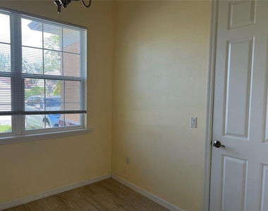 635 Kenneth Way - Photo Thumbnail 7