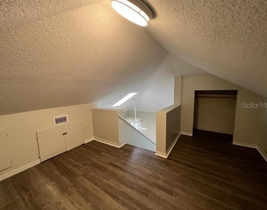 228 N Beaumont Avenue - Photo Thumbnail 9