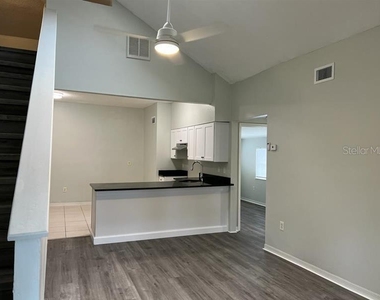 228 N Beaumont Avenue - Photo Thumbnail 7