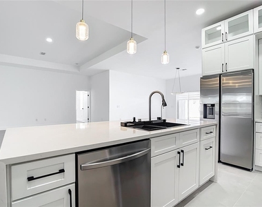 174 Ingram Boulevard - Photo Thumbnail 12