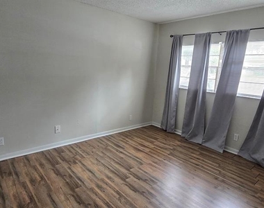 3321 Sw 34th Avenue Circle - Photo Thumbnail 3