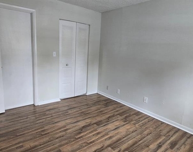 3321 Sw 34th Avenue Circle - Photo Thumbnail 4