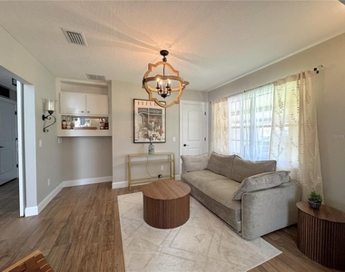 363 Nw 14th Place - Photo Thumbnail 4