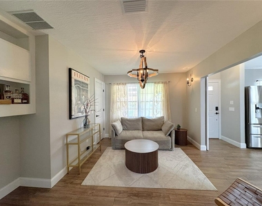 363 Nw 14th Place - Photo Thumbnail 5