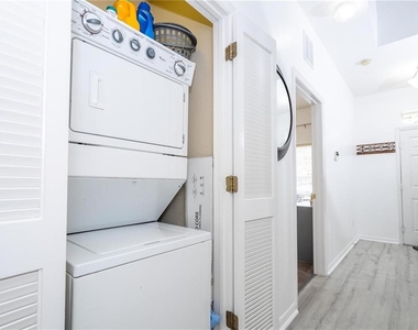 2433 Caravelle Circle - Photo Thumbnail 11