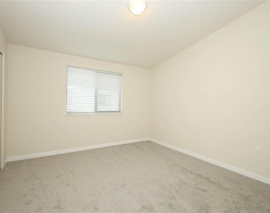5221 Windsor Lake Circle - Photo Thumbnail 13