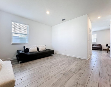 3077 Ella Way - Photo Thumbnail 4