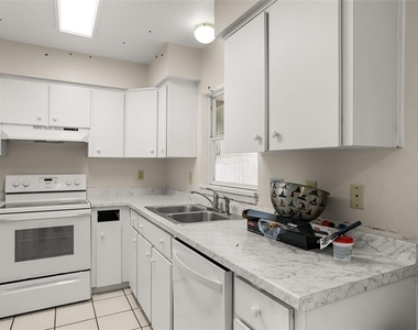 747 Monroe Harbor Place - Photo Thumbnail 7
