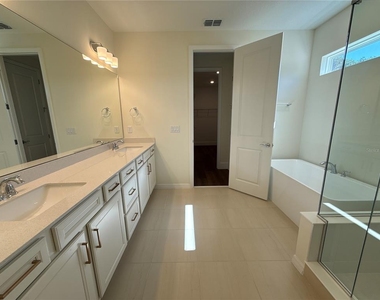 16645 Lone Oak Circle - Photo Thumbnail 21