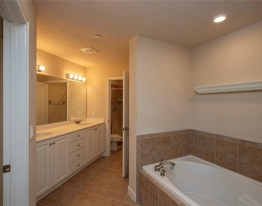 424 Luna Bella Lane - Photo Thumbnail 16