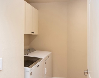 424 Luna Bella Lane - Photo Thumbnail 11