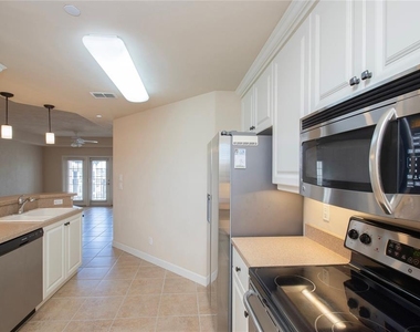 424 Luna Bella Lane - Photo Thumbnail 7