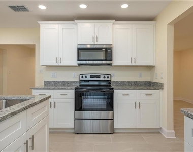 407 Princess Place - Photo Thumbnail 7
