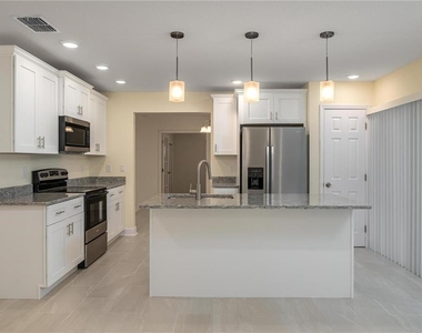407 Princess Place - Photo Thumbnail 6
