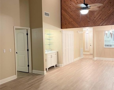 2025 Sylvester Road - Photo Thumbnail 15